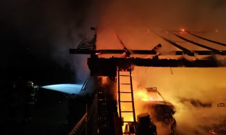 Incendiu într-o comună de lângă Cluj. Două clădiri s-au făcut scrum