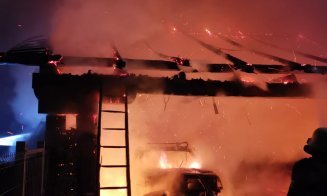 Incendiu într-o comună de lângă Cluj. Două clădiri s-au făcut scrum