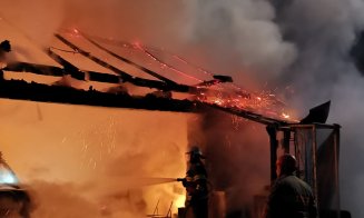 Incendiu într-o comună de lângă Cluj. Două clădiri s-au făcut scrum