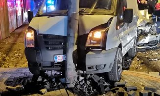 Accident în Dej. O femeie a fost transportată la spital după ce două mașini s-au ciocnit