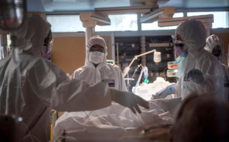 Medicii lucrează până la epuizare. Tot mai mulți dintre ei se infectează cu Sars-Cov-2