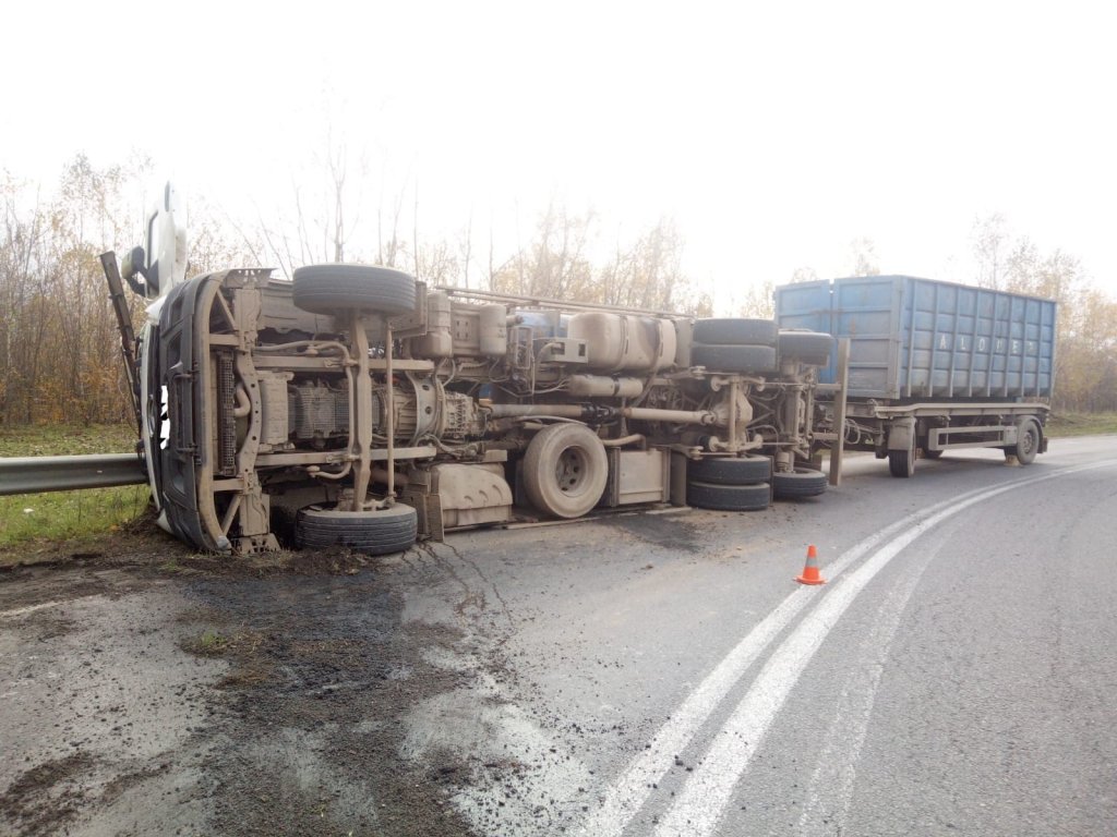 TIR răsturnat pe Piatra Craiului