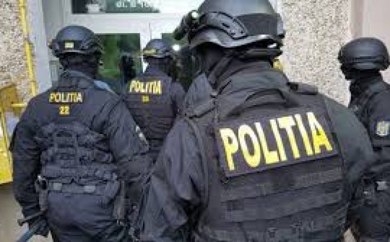 Cheful dintr-un bar, oprit cu mascații. Petrecăreții deveniseră agresivi cu poliţiştii