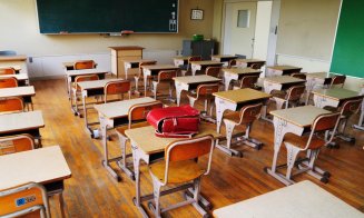 Încă 46 de școli din Cluj au trecut în scenariul roșu de ieri până azi. Câte mai funcționează normal