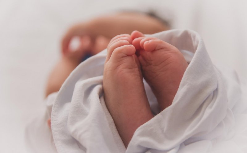 Un bebeluș de 3 luni a fost găsit mort. Polițiștii au demarat o anchetă