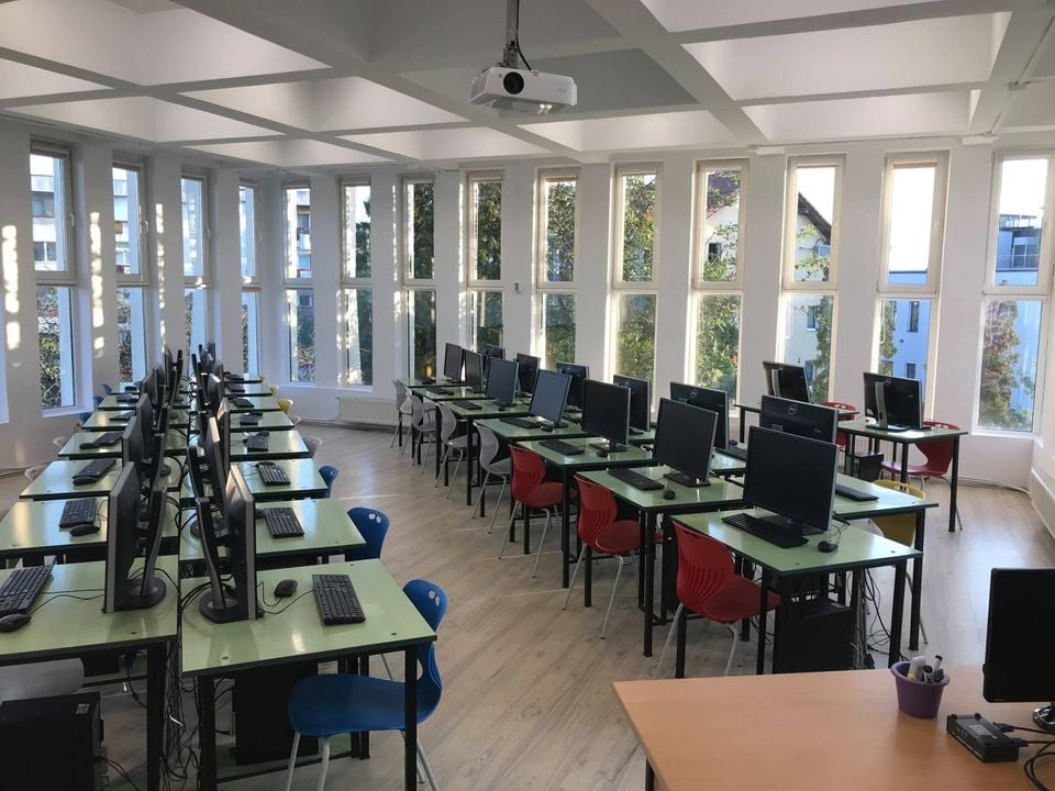 Părinții din Cluj vor cere în instanță redeschiderea școlilor