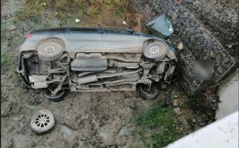 O mașină s-a răsturnat în albia unui pârâu, trei răniți