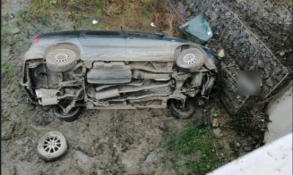 O mașină s-a răsturnat în albia unui pârâu, trei răniți