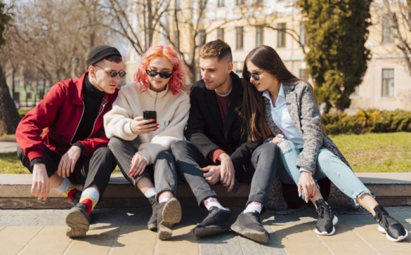 Adolescenţii, ''răspândaci'' de virus. Orban: "Am văzut grupuri, pur şi simplu stăteau pe stradă împreună, fără mască, fără nimic"