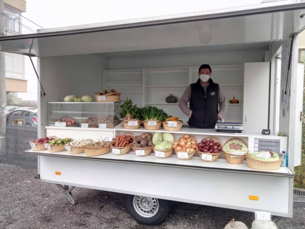 Soluție a la Cluj la închiderea piețelor: magazin mobil de legume