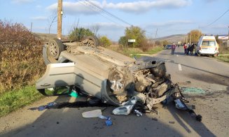 Accident la Cluj. O mașină s-a dat peste cap și s-a făcut zob