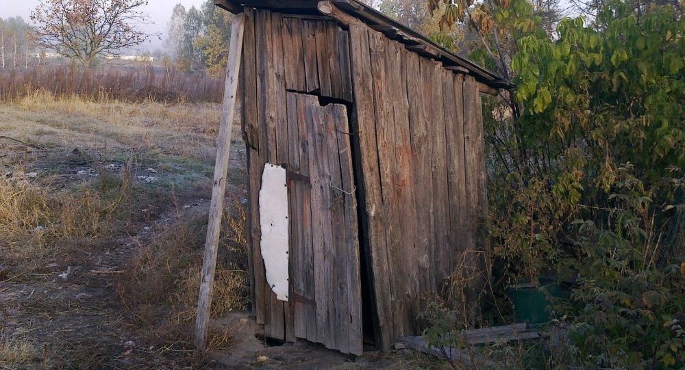 Buda în fundu' curții, încă o realitate în România. Un sfert din locuințe nu au baie