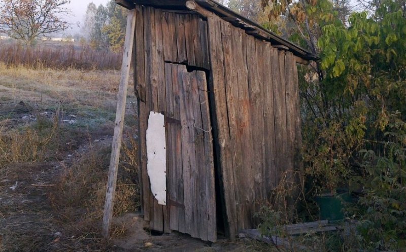Buda în fundu' curții, încă o realitate în România. Un sfert din locuințe nu au baie