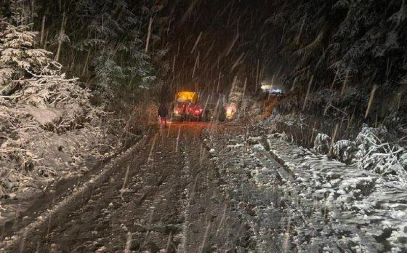 Un drum de munte din județul Cluj este blocat din cauza zăpezii. Mai multe mașini au derapat
