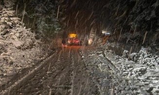 Un drum de munte din județul Cluj este blocat din cauza zăpezii. Mai multe mașini au derapat