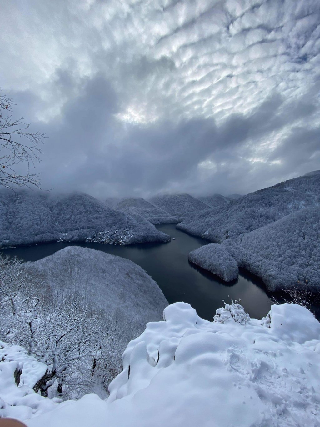 IMAGINI superbe de IARNĂ în munţii Clujului. Atenţie, drumul din Făget este blocat