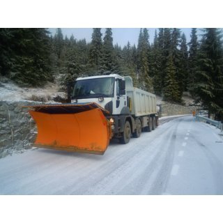 Zeci de tone de material antiderapant folosite în  județ. Nu sunt drumuri blocate