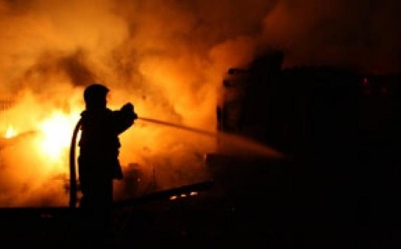 IPJ anchetează un incendiu provocat intenționat. Pompierii s-au luptat 4 ore cu flăcările