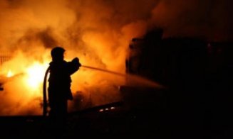 IPJ anchetează un incendiu provocat intenționat. Pompierii s-au luptat 4 ore cu flăcările