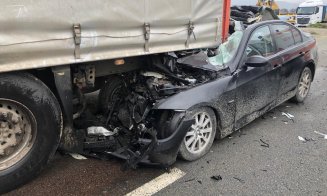 Accident grav pe un drum din Cluj. Un tânăr a rămas încarcerat/ UPDATE: Bărbatul a decedat