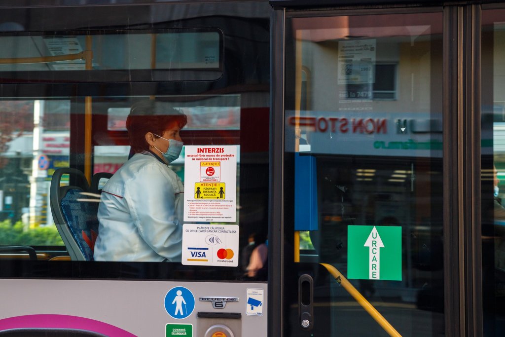 Sursă de Covid la Cluj: angajații din fabrici care merg cu transportul în comun