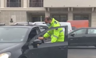 Scenă incredibilă în centrul Clujului! Polițist agățat de mașină, încercând să oprească un șofer arogant