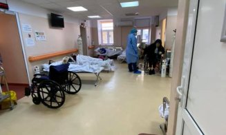 Terapia intensivă s-a mutat pe holuri. Pacienții nu mai au loc în saloane și primesc oxigen în paturi improvizate