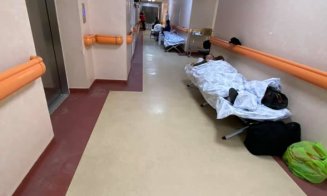 Terapia intensivă s-a mutat pe holuri. Pacienții nu mai au loc în saloane și primesc oxigen în paturi improvizate