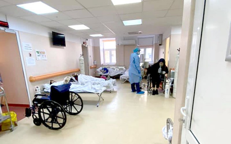 Terapia intensivă s-a mutat pe holuri? Pacienții nu mai au loc în saloane și primesc oxigen în paturi improvizate