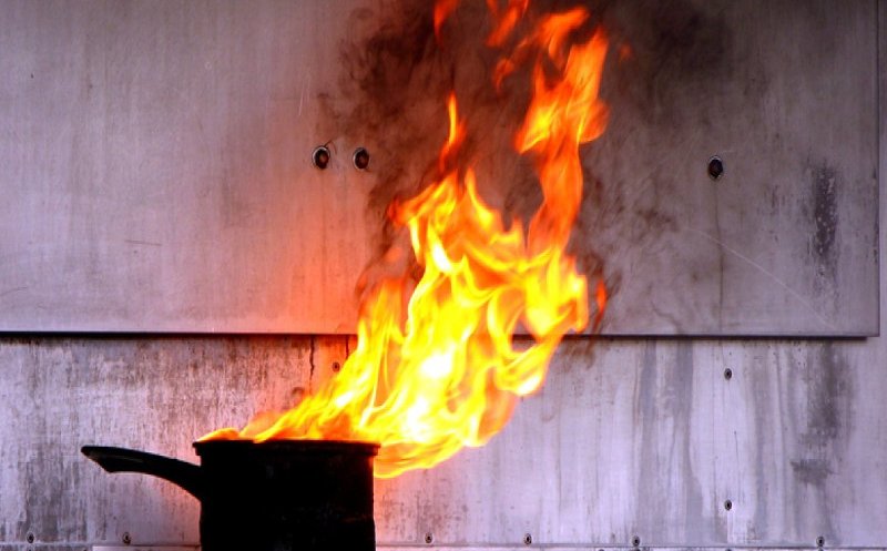 Incendiu într-un apartament de la o cratiță uitată pe foc. Un bărbat a ajuns la spital cu arsuri