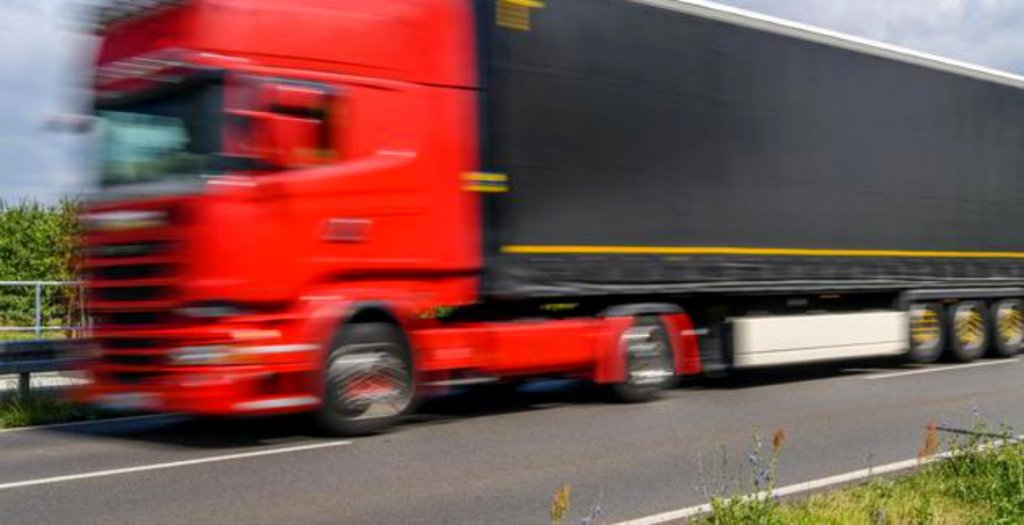Șoferii de tir și operatorii în fabrică sunt cei mai căutați la Cluj