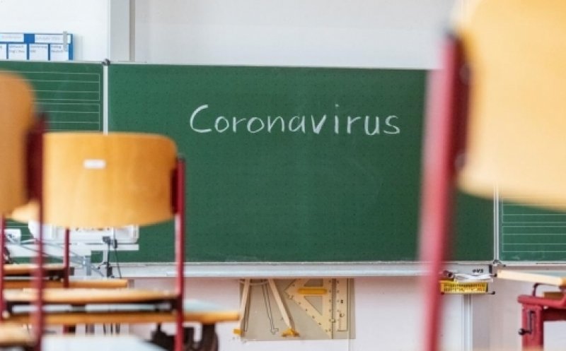„Nu putem sta la nesfârșit cu școlile închise”. Testarea regulată a profesorilor și elevilor, una dintre soluții