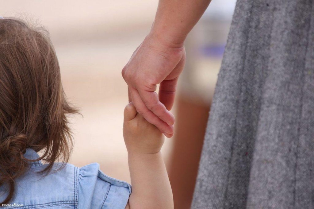 Legea adopţiei a fost modificată. Noua lege caută rudele copilului o singură dată şi doar până la gradul al treilea inclusiv
