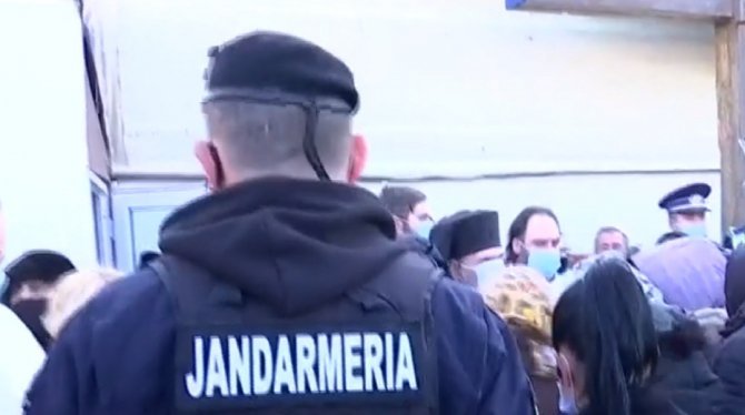 ÎPS Teodosie şi enoriaşii vs carantina şi jandarmii. Împărtăşanie, parastase şi pelerinaje vs infectare cu COVID