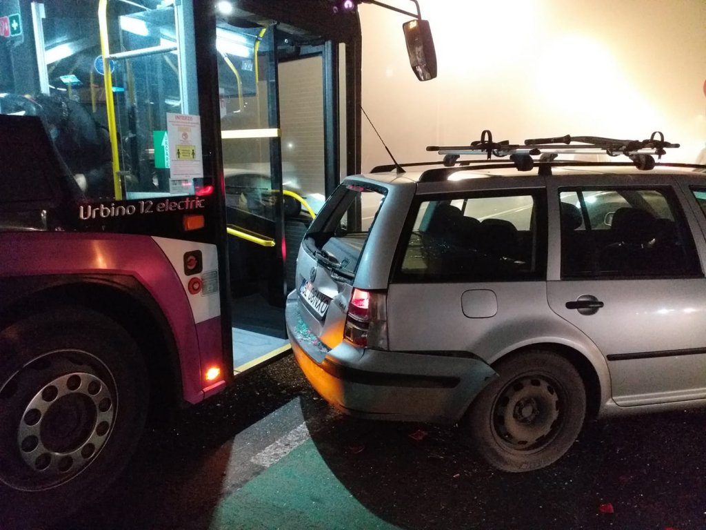 Accident pe Bună Ziua. Autobuzul a lovit maşina, maşina a lovit pietonul