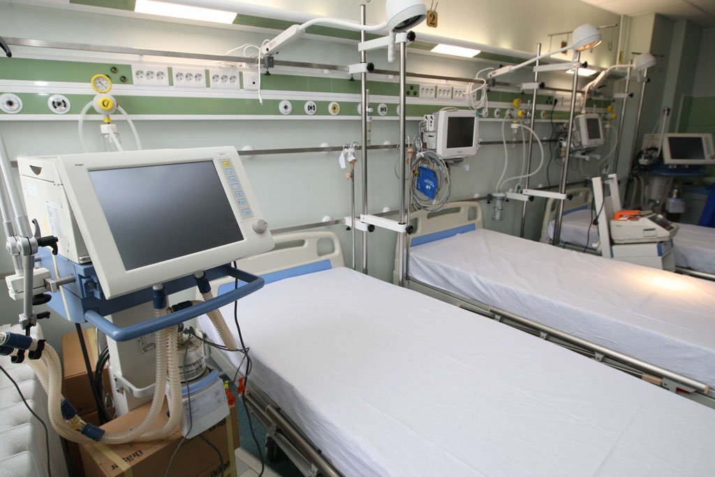 1.159 de medici ATI, la 3.400 de paturi. Înmulţim paturile la Terapie Intesivă, dar medicii?