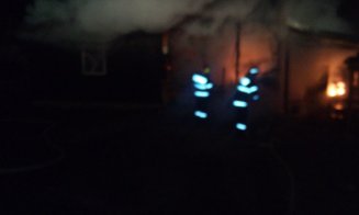 O cabană a fost mistuită de flăcări astă noapte în judeţul Cluj