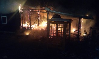 O cabană a fost mistuită de flăcări astă noapte în judeţul Cluj