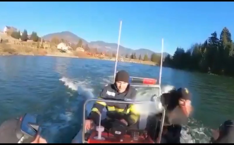 Scafandrii de urgență din Cluj se antrenează într-un lac cu apă rece ca gheața