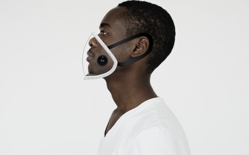 Un designer clujean a inventat masca cu senzori de temperatură și sistem de filtrare a aerului care se conectează la mobil