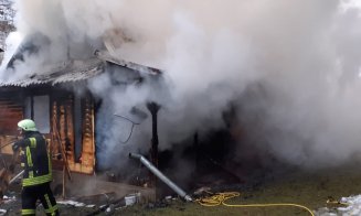 O cabană a ars ca o torţă la Muntele Băişorii. De la ce a pornit incendiul?