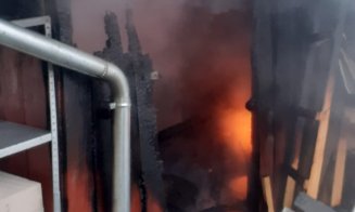 O cabană a ars ca o torţă la Muntele Băişorii. De la ce a pornit incendiul?