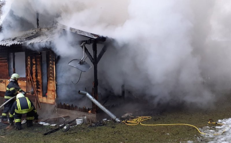 O cabană de lemn a ars ca o torţă la Muntele Băişorii. Ce a provocat incendiul?