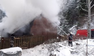 O cabană a ars ca o torţă la Muntele Băişorii. De la ce a pornit incendiul?
