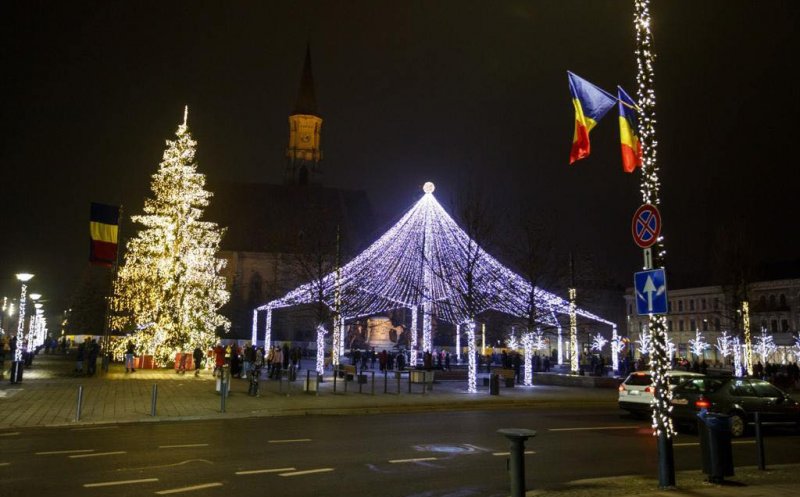 S-au aprins luminile de sărbători la Cluj-Napoca. Boc nu a renunțat la momentul cu butonul din Piața Unirii