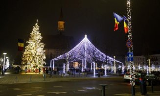 S-au aprins luminile de sărbători la Cluj-Napoca. Boc nu a renunțat la momentul cu butonul din Piața Unirii