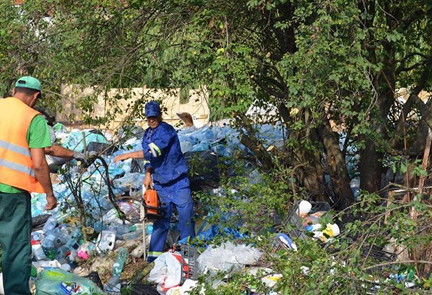 Primăriile pot intra cu forța în curțile și terenurile private pentru a ridica gunoaiele. Acţiunea vine la pachet cu amenzi usturătoare