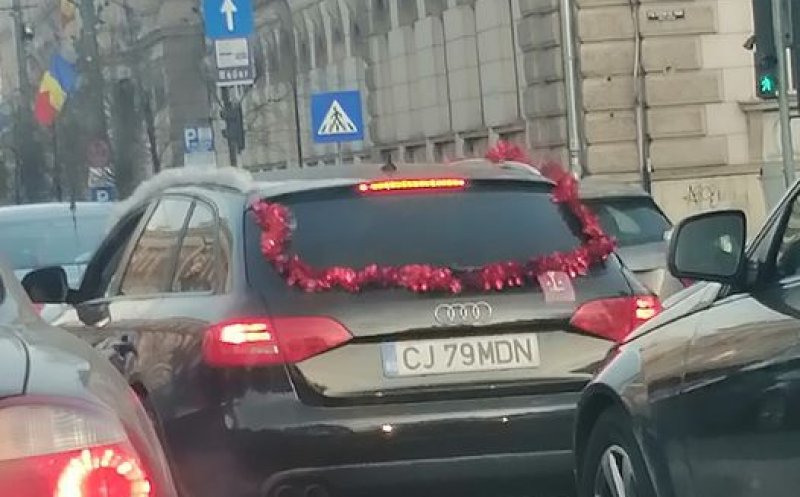 Un nou trend la Cluj? Maşina împodobită ca un brad de Crăciun