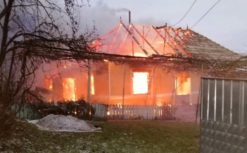 Mamă și fiu, găsiți carbonizați în casa lor care a luat foc