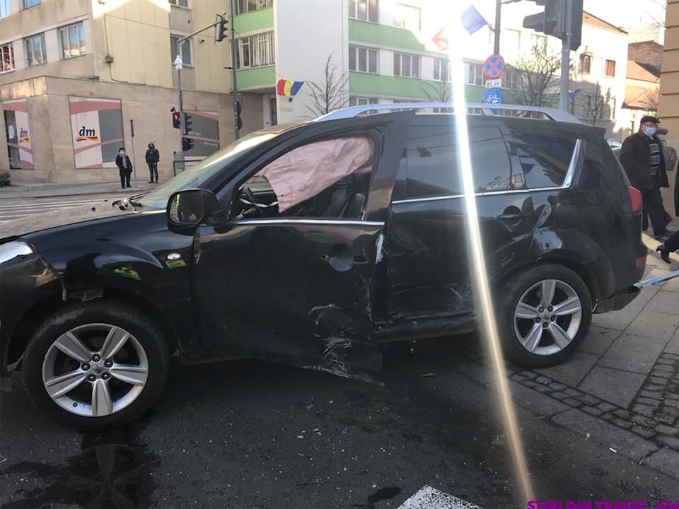 Accident cu doi bolizi la Primărie. Stâlpul cu indicatoarele de pe trotuar, pus la pământ